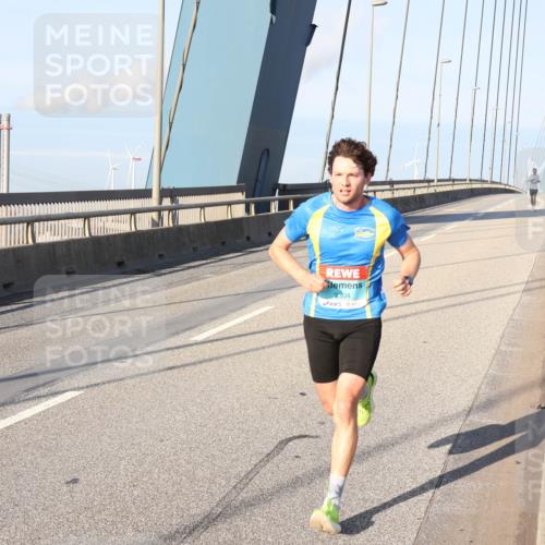 03.10.2025 - Köhlbrandbrückenlauf Julia Fischer http://msf.ph/oto/9004270 03.10.2025 09:31:56 Position 1 3304 meine-sportfotos.de