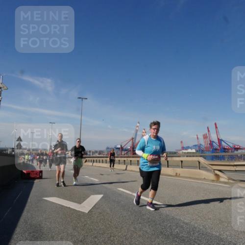 03.10.2025 - Köhlbrandbrückenlauf Matties Gatica Varas http://msf.ph/oto/9004301 03.10.2025 12:58:04 Position 2 111, 18 meine-sportfotos.de