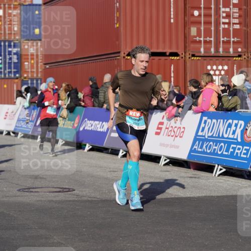 03.10.2025 - Köhlbrandbrückenlauf Michael Burmester http://msf.ph/oto/9004311 03.10.2025 10:07:06 Ziel 1134, 1189, 1208, 1486, 1496, 1519, 1628, 1730, 2671, 2794, 2903, 2981, 2983, 3434, 3585 meine-sportfotos.de