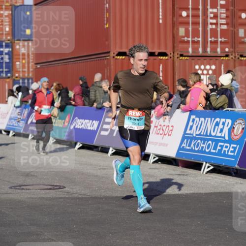03.10.2025 - Köhlbrandbrückenlauf Michael Burmester http://msf.ph/oto/9004321 03.10.2025 10:07:06 Ziel 1134, 1189, 1208, 1486, 1496, 1519, 1628, 1730, 2671, 2794, 2903, 2981, 2983, 3434, 3585 meine-sportfotos.de