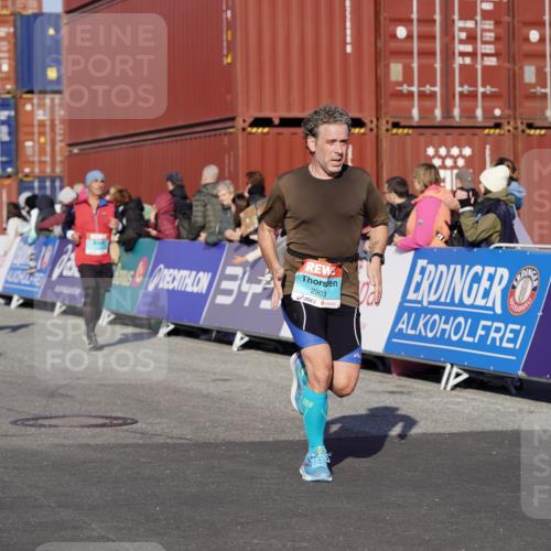 03.10.2025 - Köhlbrandbrückenlauf Michael Burmester http://msf.ph/oto/9004333 03.10.2025 10:07:06 Ziel 1134, 1189, 1208, 1486, 1496, 1519, 1628, 1730, 2671, 2794, 2903, 2981, 2983, 3434, 3585 meine-sportfotos.de