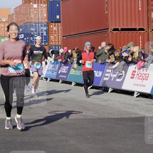 03.10.2025 - Köhlbrandbrückenlauf Michael Burmester http://msf.ph/oto/9004341 03.10.2025 10:07:07 Ziel 1134, 1189, 1208, 1486, 1496, 1519, 1628, 1730, 2671, 2794, 2903, 2981, 2983, 3434, 3585 meine-sportfotos.de