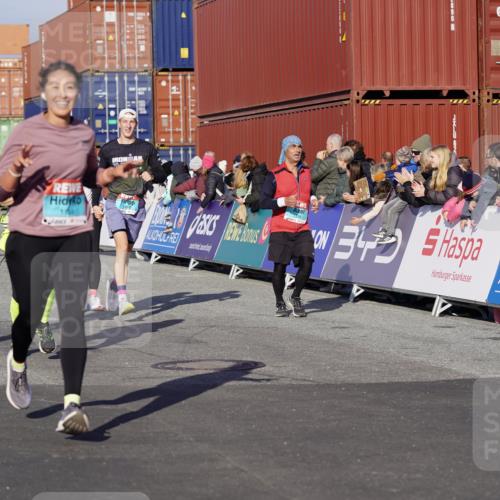 03.10.2025 - Köhlbrandbrückenlauf Michael Burmester http://msf.ph/oto/9004357 03.10.2025 10:07:07 Ziel 1134, 1189, 1208, 1486, 1496, 1519, 1628, 1730, 2671, 2794, 2903, 2981, 2983, 3434, 3585 meine-sportfotos.de