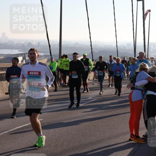 03.10.2025 - Köhlbrandbrückenlauf Julia Fischer http://msf.ph/oto/9004429 03.10.2025 09:32:43 Position 1 8, 2368, 2454 meine-sportfotos.de