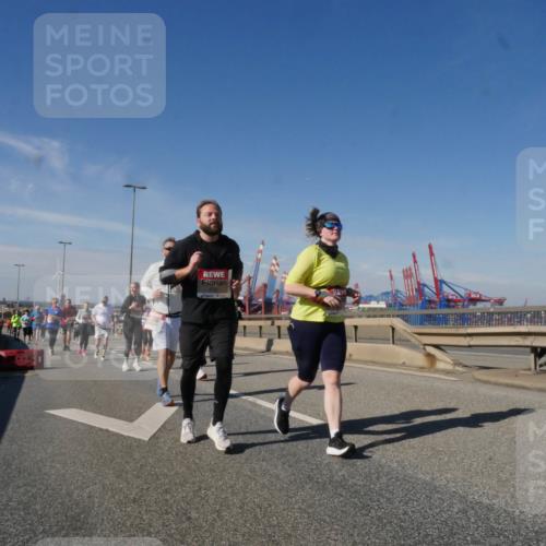 03.10.2025 - Köhlbrandbrückenlauf Matties Gatica Varas http://msf.ph/oto/9004437 03.10.2025 12:58:13 Position 2  meine-sportfotos.de