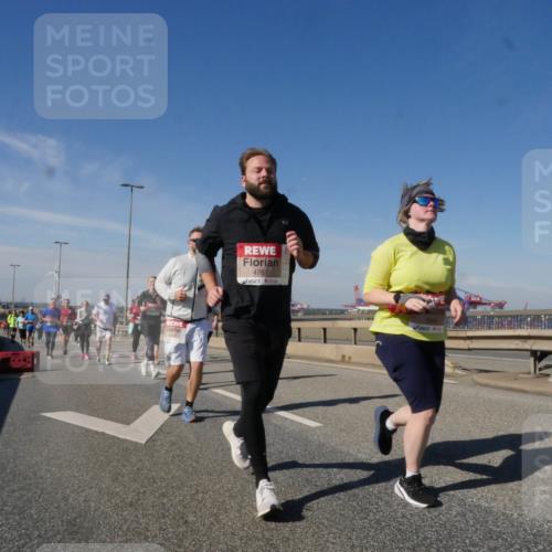 03.10.2025 - Köhlbrandbrückenlauf Matties Gatica Varas http://msf.ph/oto/9004445 03.10.2025 12:58:13 Position 2 4767, 18 meine-sportfotos.de