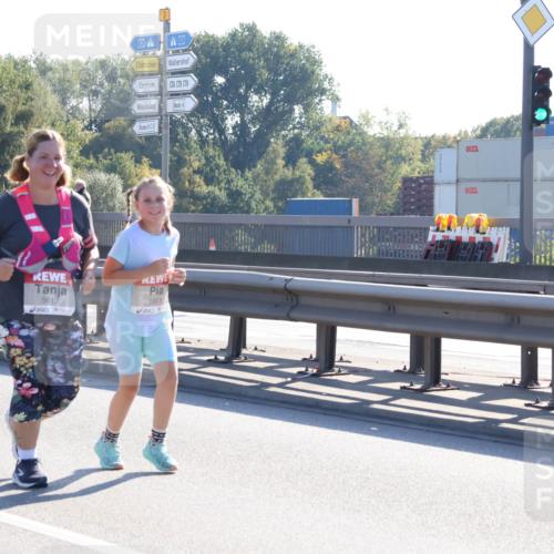 03.10.2025 - Köhlbrandbrückenlauf Julia Fischer http://msf.ph/oto/9004498 03.10.2025 12:26:02 Position 3 5315, 5612, 5611 meine-sportfotos.de