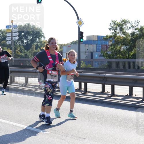03.10.2025 - Köhlbrandbrückenlauf Julia Fischer http://msf.ph/oto/9004514 03.10.2025 12:26:03 Position 3 5612, 5611 meine-sportfotos.de