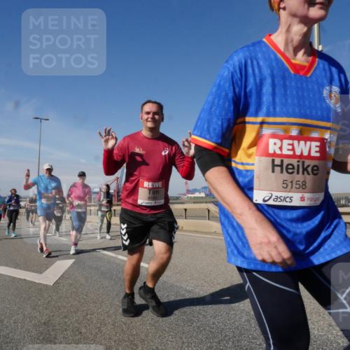 03.10.2025 - Köhlbrandbrückenlauf Matties Gatica Varas http://msf.ph/oto/9004563 03.10.2025 12:58:22 Position 2 111, 6460, 5158 meine-sportfotos.de
