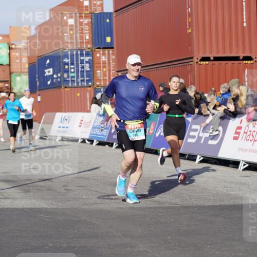 03.10.2025 - Köhlbrandbrückenlauf Michael Burmester http://msf.ph/oto/9004601 03.10.2025 10:07:19 Ziel 1148, 1410, 2696, 2761, 3300, 3425, 3426, 3603 meine-sportfotos.de