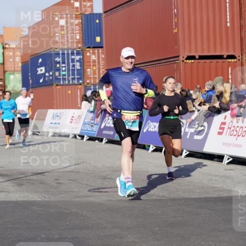 03.10.2025 - Köhlbrandbrückenlauf Michael Burmester http://msf.ph/oto/9004617 03.10.2025 10:07:19 Ziel 1148, 1410, 2696, 2761, 3300, 3425, 3426, 3603 meine-sportfotos.de
