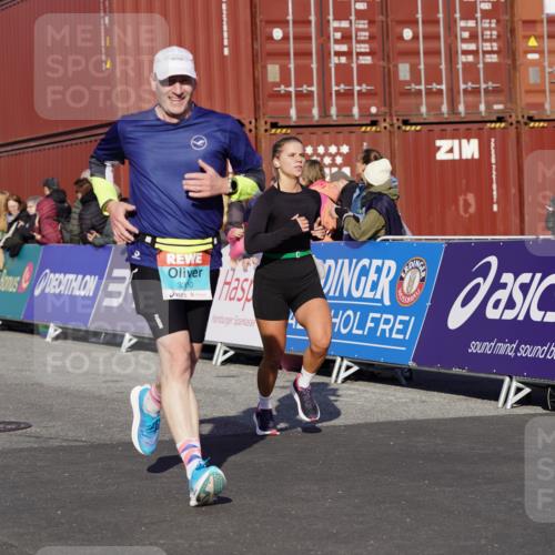 03.10.2025 - Köhlbrandbrückenlauf Michael Burmester http://msf.ph/oto/9004643 03.10.2025 10:07:20 Ziel 1148, 1410, 2696, 2761, 3300, 3425, 3426, 3603 meine-sportfotos.de