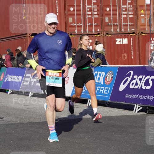 03.10.2025 - Köhlbrandbrückenlauf Michael Burmester http://msf.ph/oto/9004654 03.10.2025 10:07:20 Ziel 1148, 1410, 2696, 2761, 3300, 3425, 3426, 3603 meine-sportfotos.de