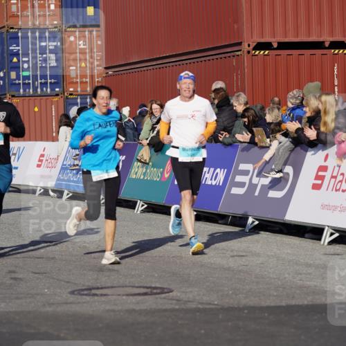03.10.2025 - Köhlbrandbrückenlauf Michael Burmester http://msf.ph/oto/9004677 03.10.2025 10:07:22 Ziel 1148, 1410, 2696, 2761, 3300, 3425, 3426 meine-sportfotos.de