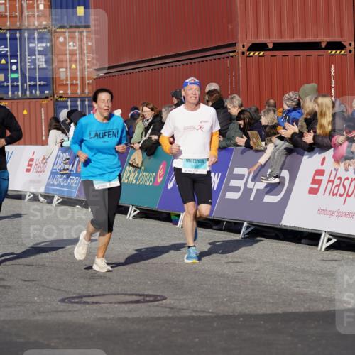 03.10.2025 - Köhlbrandbrückenlauf Michael Burmester http://msf.ph/oto/9004683 03.10.2025 10:07:22 Ziel 1148, 1410, 2696, 2761, 3300, 3425, 3426 meine-sportfotos.de
