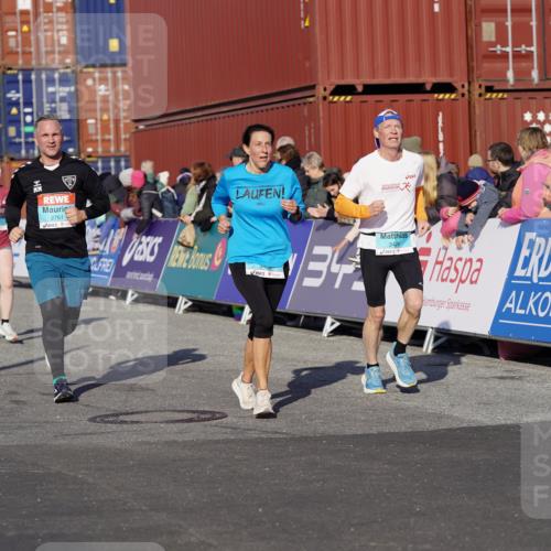 03.10.2025 - Köhlbrandbrückenlauf Michael Burmester http://msf.ph/oto/9004707 03.10.2025 10:07:22 Ziel 1148, 1410, 2696, 2761, 3300, 3425, 3426 meine-sportfotos.de
