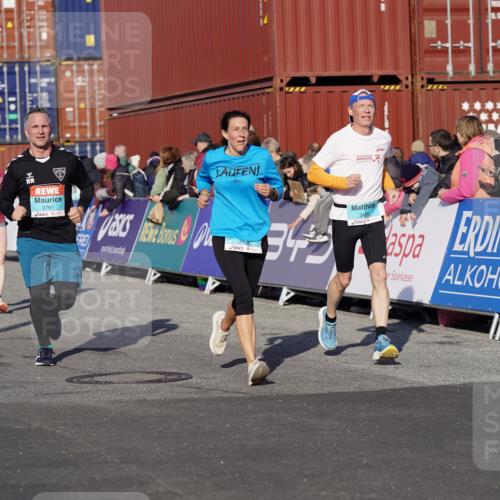 03.10.2025 - Köhlbrandbrückenlauf Michael Burmester http://msf.ph/oto/9004715 03.10.2025 10:07:22 Ziel 1148, 1410, 2696, 2761, 3300, 3425, 3426 meine-sportfotos.de