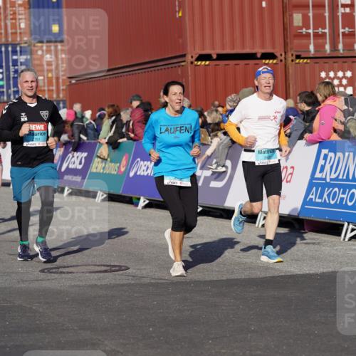 03.10.2025 - Köhlbrandbrückenlauf Michael Burmester http://msf.ph/oto/9004726 03.10.2025 10:07:23 Ziel 1148, 1410, 1774, 2696, 2761, 3300, 3425, 3426 meine-sportfotos.de