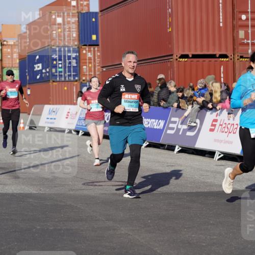03.10.2025 - Köhlbrandbrückenlauf Michael Burmester http://msf.ph/oto/9004741 03.10.2025 10:07:23 Ziel 1148, 1410, 1774, 2696, 2761, 3300, 3425, 3426 meine-sportfotos.de