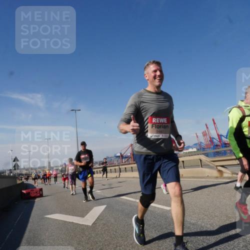 03.10.2025 - Köhlbrandbrückenlauf Matties Gatica Varas http://msf.ph/oto/9004752 03.10.2025 12:58:36 Position 2 5442 meine-sportfotos.de