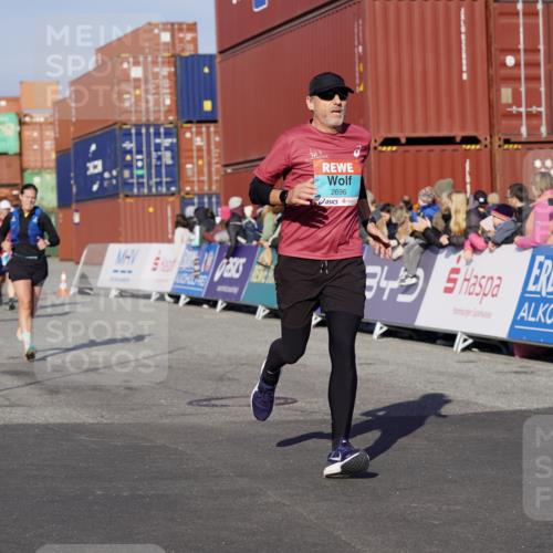 03.10.2025 - Köhlbrandbrückenlauf Michael Burmester http://msf.ph/oto/9004787 03.10.2025 10:07:27 Ziel 1014, 1148, 1410, 1532, 1764, 1774, 1886, 2696, 2761, 2807, 3425, 3426, 3497 meine-sportfotos.de