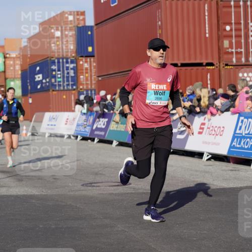 03.10.2025 - Köhlbrandbrückenlauf Michael Burmester http://msf.ph/oto/9004797 03.10.2025 10:07:27 Ziel 1014, 1148, 1410, 1532, 1764, 1774, 1886, 2696, 2761, 2807, 3425, 3426, 3497 meine-sportfotos.de