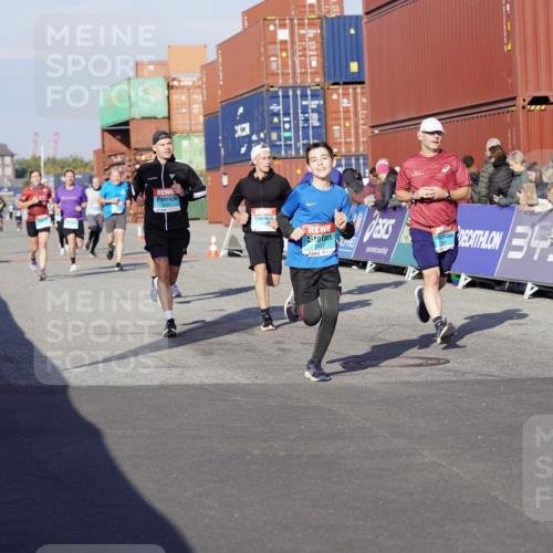 03.10.2025 - Köhlbrandbrückenlauf Michael Burmester http://msf.ph/oto/9004884 03.10.2025 10:07:30 Ziel 1014, 1363, 1410, 1532, 1764, 1774, 1886, 2696, 2807, 2990, 3250, 3497 meine-sportfotos.de