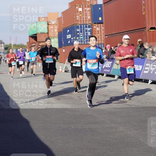 03.10.2025 - Köhlbrandbrückenlauf Michael Burmester http://msf.ph/oto/9004891 03.10.2025 10:07:30 Ziel 1014, 1363, 1410, 1532, 1764, 1774, 1886, 2696, 2807, 2990, 3250, 3497 meine-sportfotos.de