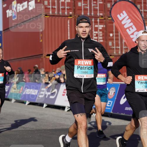 03.10.2025 - Köhlbrandbrückenlauf Michael Burmester http://msf.ph/oto/9004928 03.10.2025 10:07:33 Ziel 1014, 1363, 1377, 1378, 1532, 1764, 1774, 1886, 2807, 2990, 3250, 3497 meine-sportfotos.de