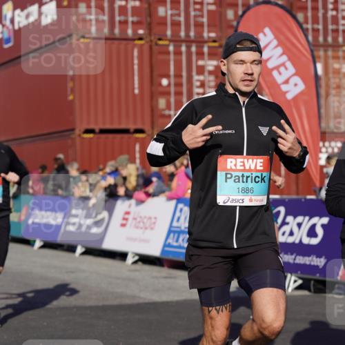 03.10.2025 - Köhlbrandbrückenlauf Michael Burmester http://msf.ph/oto/9004945 03.10.2025 10:07:33 Ziel 1014, 1363, 1377, 1378, 1532, 1764, 1774, 1886, 2807, 2990, 3250, 3497 meine-sportfotos.de
