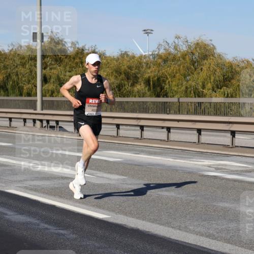 03.10.2025 - Köhlbrandbrückenlauf Julia Fischer http://msf.ph/oto/9004975 03.10.2025 12:36:48 Position 3 4027 meine-sportfotos.de