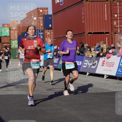 03.10.2025 - Köhlbrandbrückenlauf Michael Burmester http://msf.ph/oto/9004987 03.10.2025 10:07:35 Ziel 1014, 1363, 1377, 1378, 1384, 1532, 1764, 1774, 1886, 2807, 2814, 2990, 3250, 3497 meine-sportfotos.de