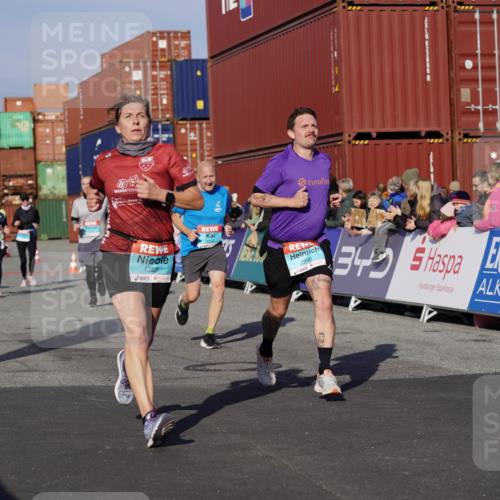 03.10.2025 - Köhlbrandbrückenlauf Michael Burmester http://msf.ph/oto/9004999 03.10.2025 10:07:35 Ziel 1014, 1363, 1377, 1378, 1384, 1532, 1764, 1774, 1886, 2807, 2814, 2990, 3250, 3497 meine-sportfotos.de