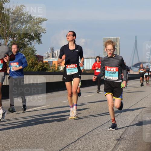 03.10.2025 - Köhlbrandbrückenlauf Luisa Fischer http://msf.ph/oto/9005007 03.10.2025 10:46:40 Position 3 3464, 1237, 1087, 2997 meine-sportfotos.de
