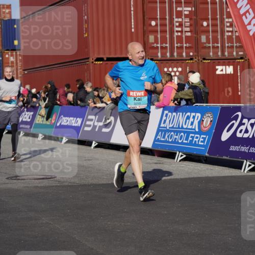 03.10.2025 - Köhlbrandbrückenlauf Michael Burmester http://msf.ph/oto/9005038 03.10.2025 10:07:37 Ziel 1014, 1363, 1377, 1378, 1384, 1532, 1764, 1886, 2807, 2814, 2990, 3250 meine-sportfotos.de