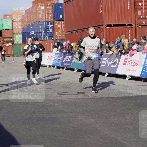 03.10.2025 - Köhlbrandbrückenlauf Michael Burmester http://msf.ph/oto/9005064 03.10.2025 10:07:38 Ziel 1014, 1363, 1377, 1378, 1384, 1532, 1764, 1886, 2807, 2814, 2990, 3250 meine-sportfotos.de