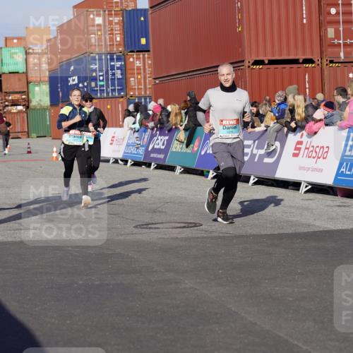 03.10.2025 - Köhlbrandbrückenlauf Michael Burmester http://msf.ph/oto/9005077 03.10.2025 10:07:38 Ziel 1014, 1363, 1377, 1378, 1384, 1532, 1764, 1886, 2807, 2814, 2990, 3250 meine-sportfotos.de