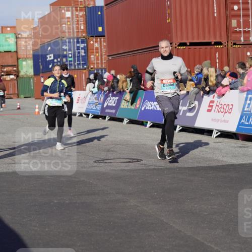 03.10.2025 - Köhlbrandbrückenlauf Michael Burmester http://msf.ph/oto/9005086 03.10.2025 10:07:38 Ziel 1014, 1363, 1377, 1378, 1384, 1532, 1764, 1886, 2807, 2814, 2990, 3250 meine-sportfotos.de
