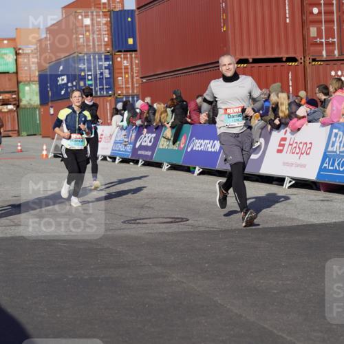 03.10.2025 - Köhlbrandbrückenlauf Michael Burmester http://msf.ph/oto/9005097 03.10.2025 10:07:38 Ziel 1014, 1363, 1377, 1378, 1384, 1532, 1764, 1886, 2807, 2814, 2990, 3250 meine-sportfotos.de