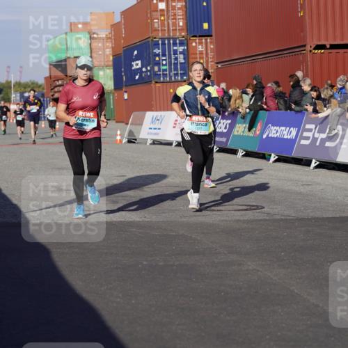 03.10.2025 - Köhlbrandbrückenlauf Michael Burmester http://msf.ph/oto/9005138 03.10.2025 10:07:39 Ziel 1014, 1363, 1377, 1378, 1384, 2807, 2814, 2990, 3250 meine-sportfotos.de