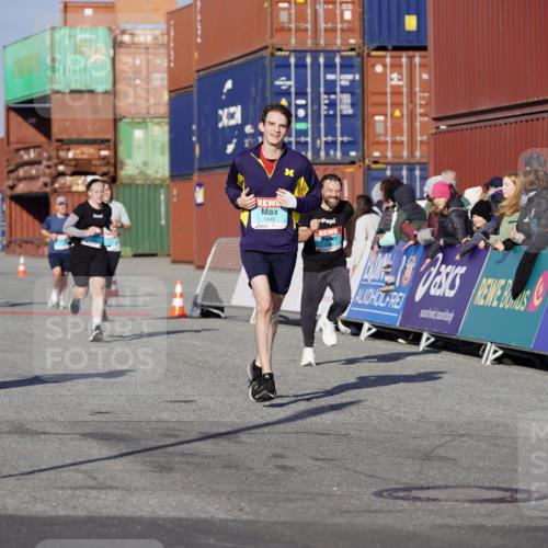 03.10.2025 - Köhlbrandbrückenlauf Michael Burmester http://msf.ph/oto/9005241 03.10.2025 10:07:44 Ziel 1335, 1336, 1377, 1378, 1384, 1849, 2814, 3217, 3797 meine-sportfotos.de