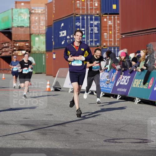 03.10.2025 - Köhlbrandbrückenlauf Michael Burmester http://msf.ph/oto/9005254 03.10.2025 10:07:45 Ziel 1335, 1336, 1377, 1384, 1849, 2814, 3217, 3797 meine-sportfotos.de