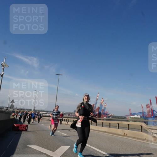 03.10.2025 - Köhlbrandbrückenlauf Matties Gatica Varas http://msf.ph/oto/9005280 03.10.2025 12:59:33 Position 2  meine-sportfotos.de