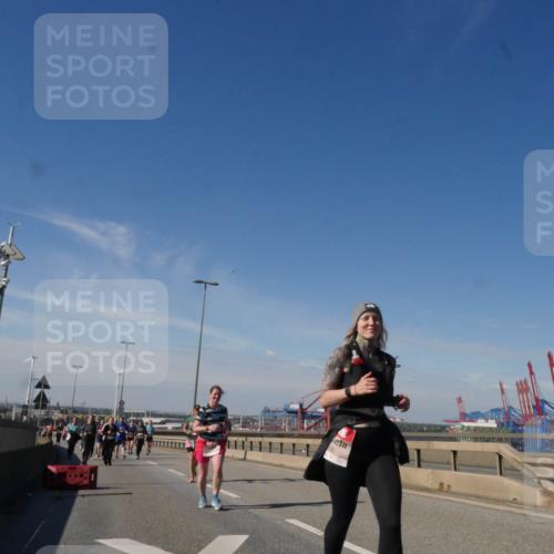 03.10.2025 - Köhlbrandbrückenlauf Matties Gatica Varas http://msf.ph/oto/9005287 03.10.2025 12:59:34 Position 2  meine-sportfotos.de