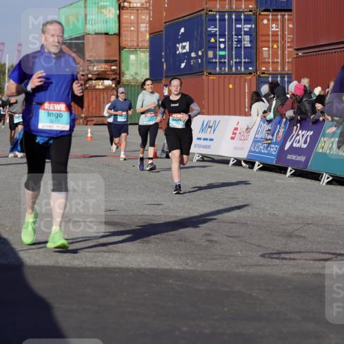 03.10.2025 - Köhlbrandbrückenlauf Michael Burmester http://msf.ph/oto/9005301 03.10.2025 10:07:46 Ziel 1335, 1336, 1384, 1716, 1849, 2814, 3217, 3797 meine-sportfotos.de