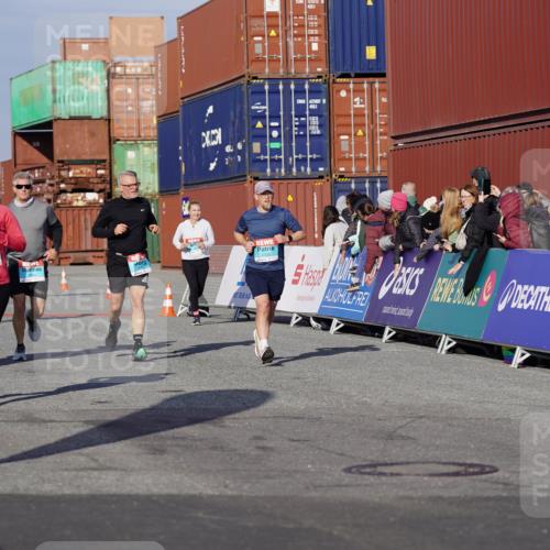 03.10.2025 - Köhlbrandbrückenlauf Michael Burmester http://msf.ph/oto/9005360 03.10.2025 10:07:50 Ziel 1335, 1336, 1395, 1699, 1716, 1849, 2733, 3217, 3272, 3683, 3684, 3797 meine-sportfotos.de