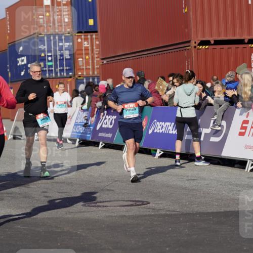 03.10.2025 - Köhlbrandbrückenlauf Michael Burmester http://msf.ph/oto/9005426 03.10.2025 10:07:52 Ziel 1335, 1336, 1395, 1699, 1716, 1849, 2733, 3217, 3272, 3683, 3684, 3797 meine-sportfotos.de