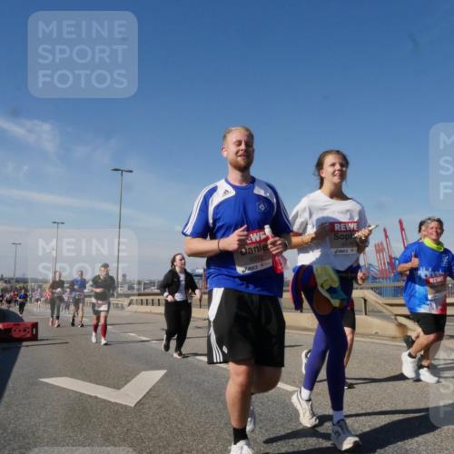 03.10.2025 - Köhlbrandbrückenlauf Matties Gatica Varas http://msf.ph/oto/9005465 03.10.2025 12:59:50 Position 2 6072, 6076 meine-sportfotos.de