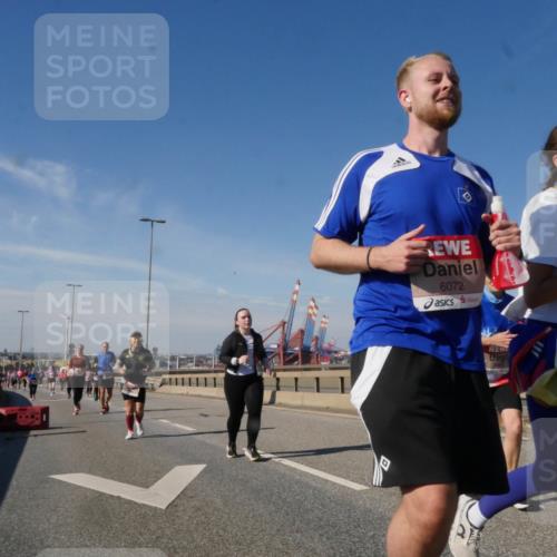 03.10.2025 - Köhlbrandbrückenlauf Matties Gatica Varas http://msf.ph/oto/9005473 03.10.2025 12:59:50 Position 2 6072, 31, 6076 meine-sportfotos.de