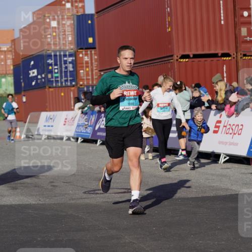 03.10.2025 - Köhlbrandbrückenlauf Michael Burmester http://msf.ph/oto/9005551 03.10.2025 10:07:56 Ziel 1395, 1516, 1699, 1716, 2733, 3272, 3683, 3684, 3797 meine-sportfotos.de